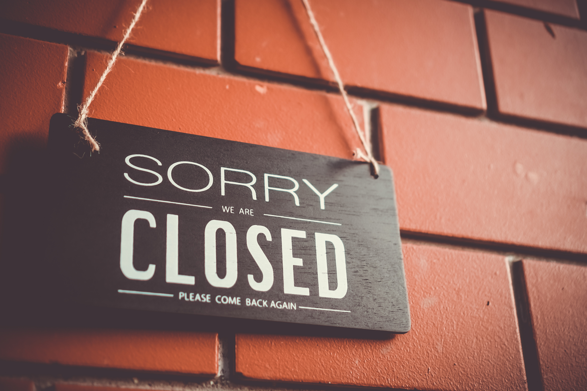 Are you close перевод. Sorry closed. Sorry we closed. Вывеска closed. We are closed.